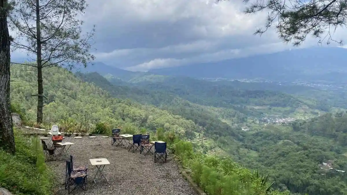 Uap hangat menguar dari secangkir kopi tin aluminium di tengah udara beku pagi Batu