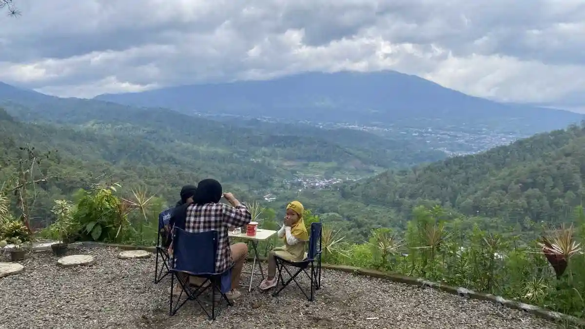 Pemandangan view city light dari area Batu Sunrise Camp Malang — lokasi ideal untuk Makrab mahasiswa Bisnis Digital