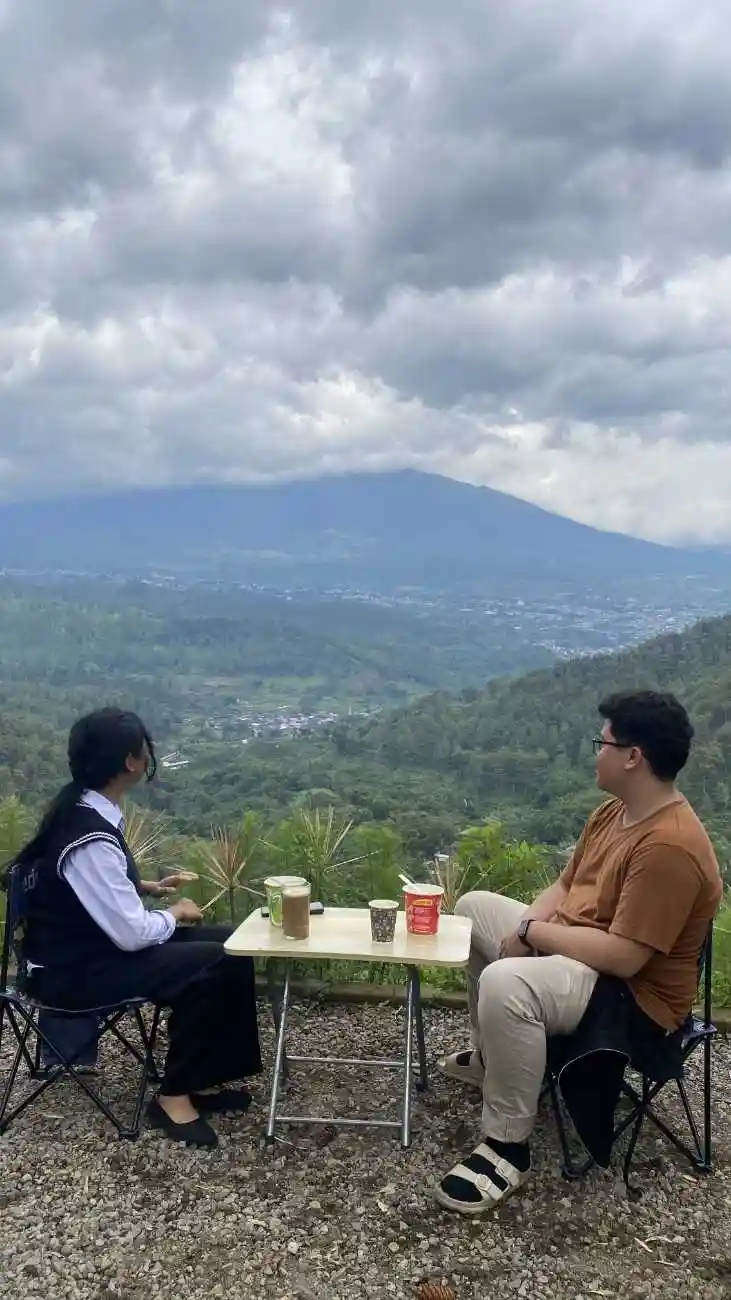 Perlengkapan kemping yang dipersiapkan saat cuaca tidak menentu