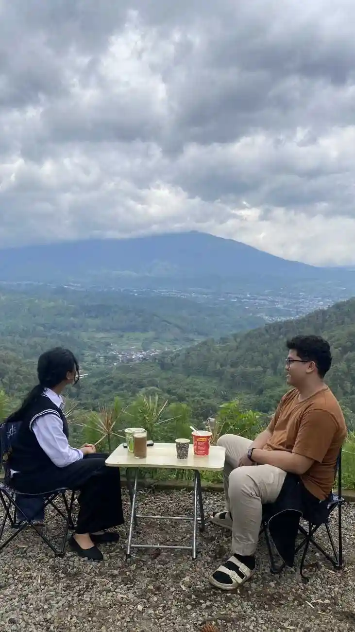 Seorang pemuda yang kemping sendirian menikmati suasana syahdu pegunungan secara mandiri