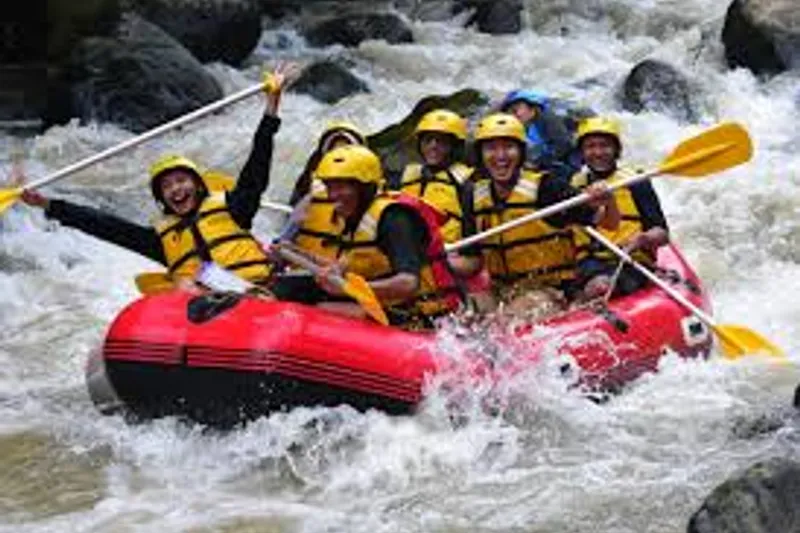 Rafting Lansia: Panduan Aman untuk Usia Dewasa Lanjut
